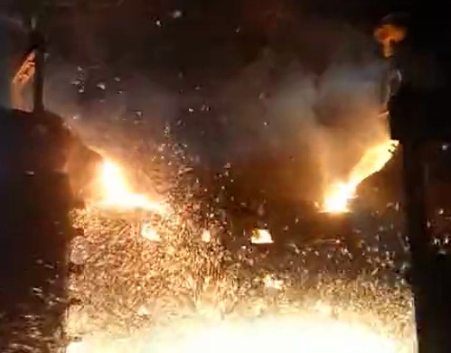 大型铸件浇注现场