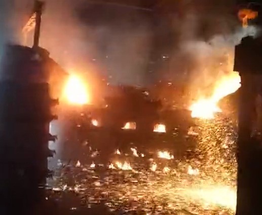 大型鑄件澆注現(xiàn)場(chǎng)