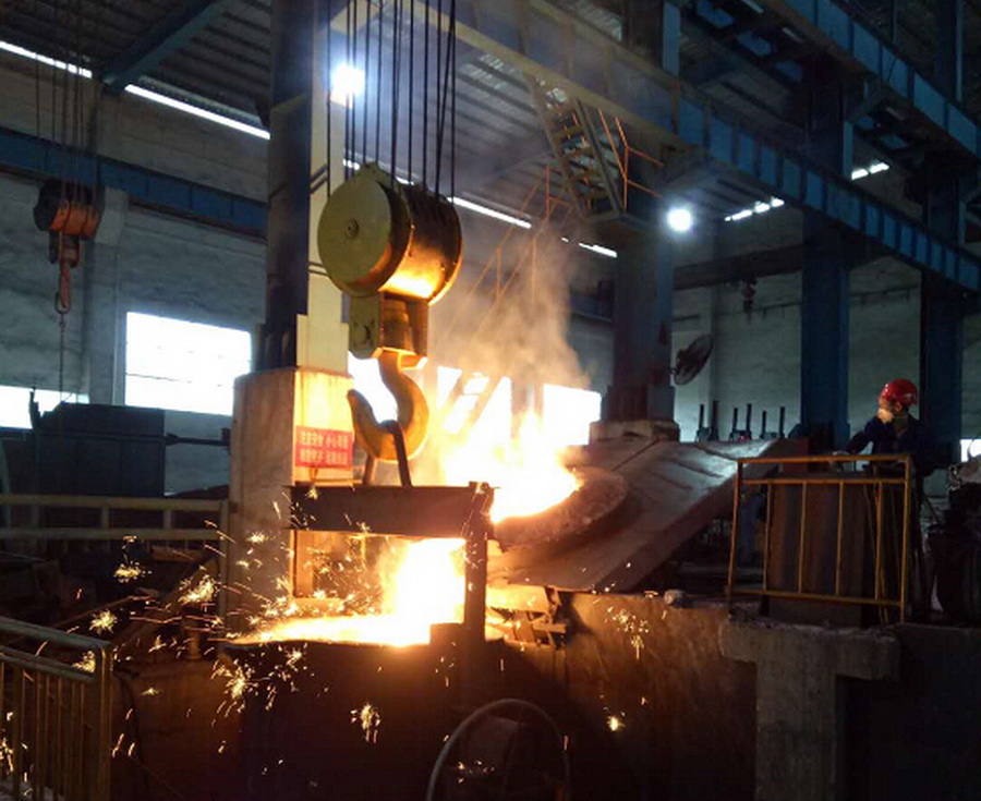 大型鑄件澆注現(xiàn)場(chǎng)